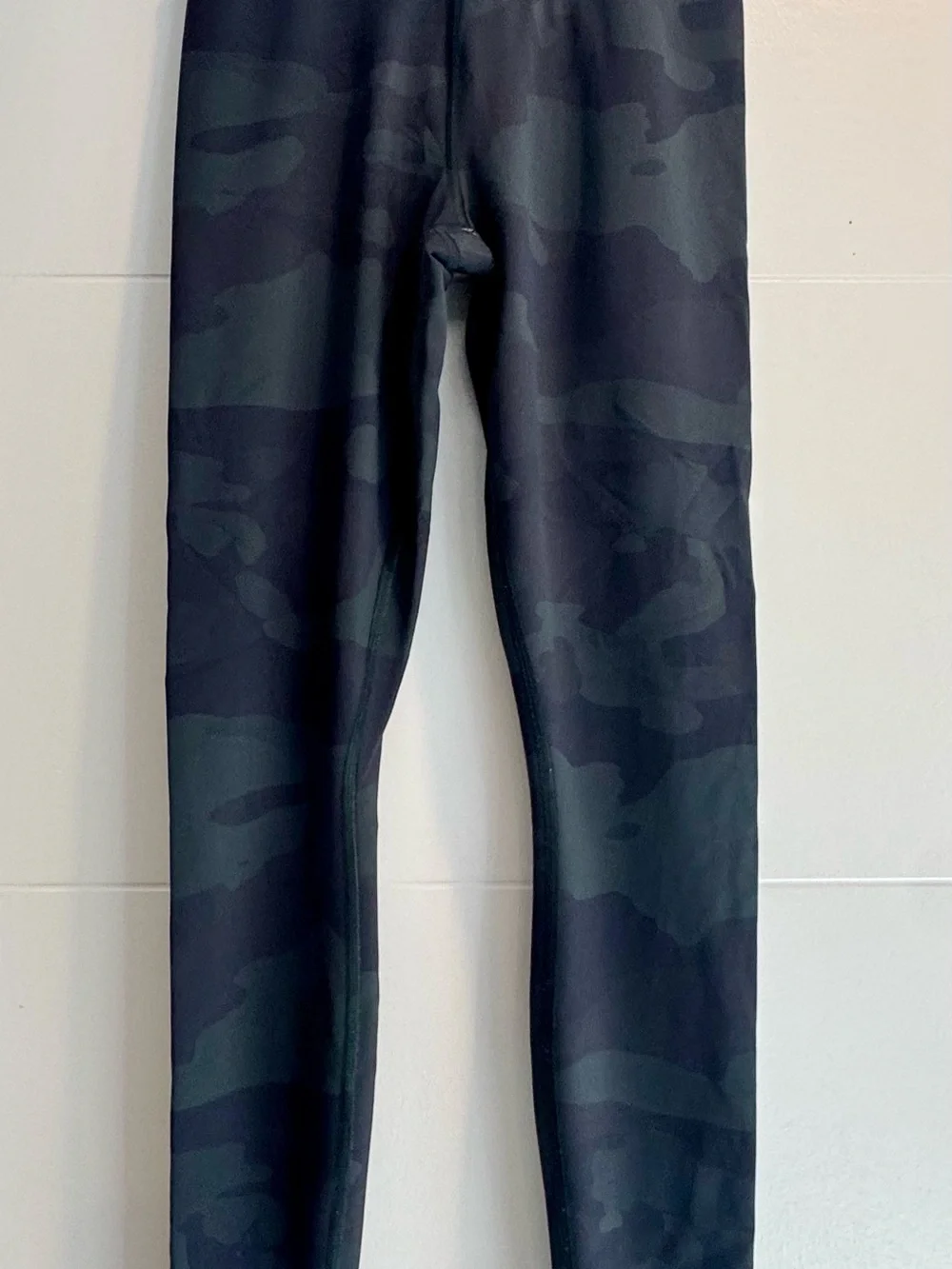ALO Yoga Camo Leggings - Black and Dark Green
